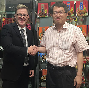 Tony Marlow Sales Manager Bradman Lake with Mr Mao Lung Chen JNY 